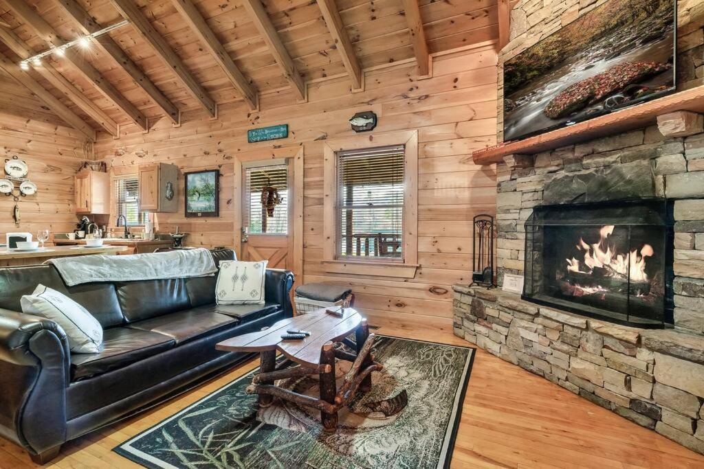 Spectacular Mtns Views With Private Hot Tub With Pool Table And Private Pond Villa Sevierville Exterior photo