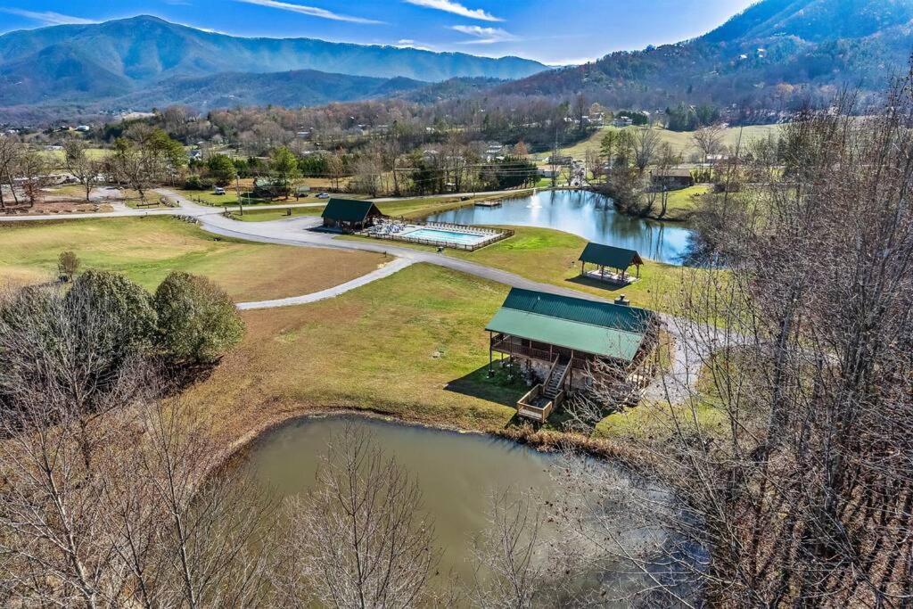 Spectacular Mtns Views With Private Hot Tub With Pool Table And Private Pond Villa Sevierville Exterior photo