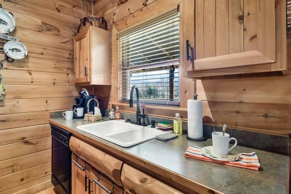 Spectacular Mtns Views With Private Hot Tub With Pool Table And Private Pond Villa Sevierville Exterior photo